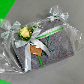 szary ręcznik z zielonym monogramem na prezent